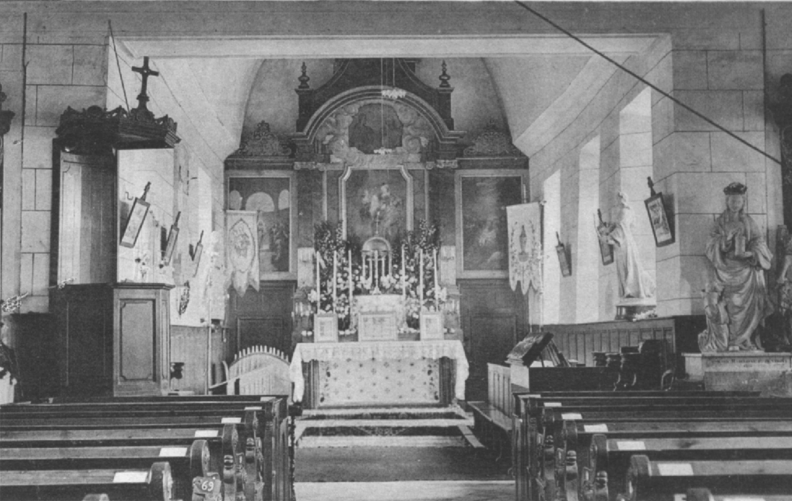 Intérieur de l'égliseOn aperçoit les bannières ; Celle de droite, qui représente la Vierge, fut offerte par Franz de Silvestre et sa seconde épouse Madeleine d'Assier de Vallenche, ainsi que par les Marbot.
Voir l'article paru dans La Semaine religieuse du diocèse de Rouen.